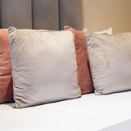 Osbourne House Pink 2 Bed, 2 And Half Bath Apartment