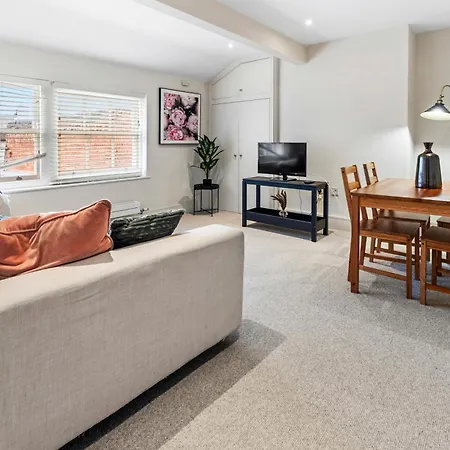 Osbourne House Pink 2 Bed, 2 And Half Bath * Birmingham