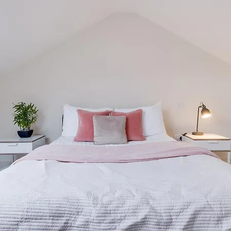 Osbourne House Pink 2 Bed, 2 And Half Bath *