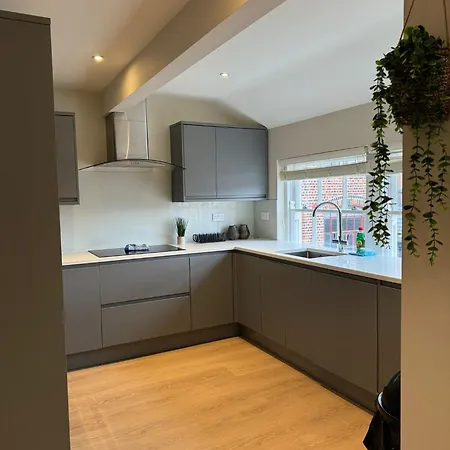 Osbourne House Pink 2 Bed, 2 And Half Bath *