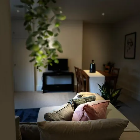 Osbourne House Pink 2 Bed, 2 And Half Bath Apartment *