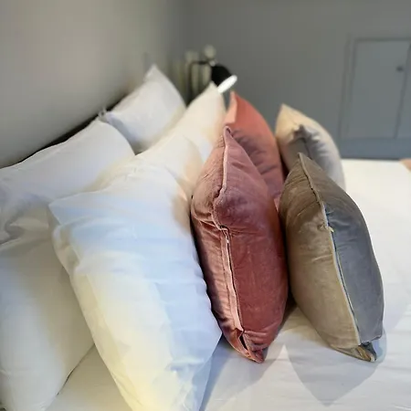 Osbourne House Pink 2 Bed, 2 And Half Bath Apartment *