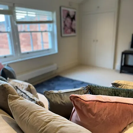 Osbourne House Pink 2 Bed, 2 And Half Bath *