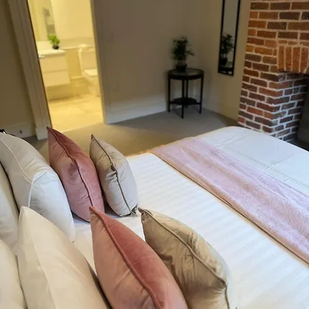 Osbourne House Pink 2 Bed, 2 And Half Bath Birmingham
