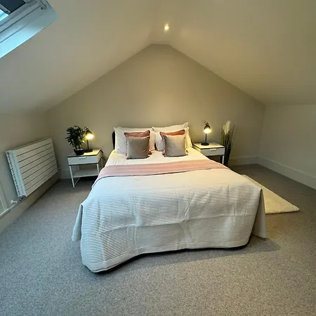 Osbourne House Pink 2 Bed, 2 And Half Bath *