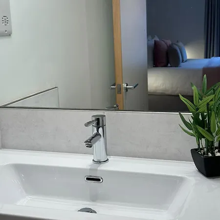 Osbourne House Pink 2 Bed, 2 And Half Bath Apartment *