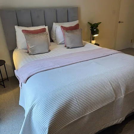 Osbourne House Pink 2 Bed, 2 And Half Bath Apartment *